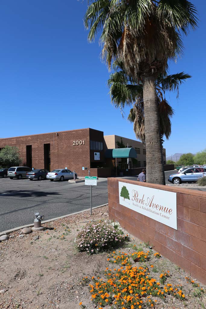 PARK AVENUE HEALTH AND REHABILITATION CENTER nursing home in TUCSON, AZ - Photo 2 of 5