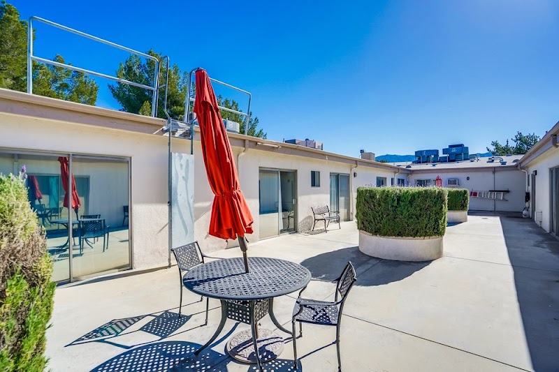 SANTA CLARITA POST-ACUTE CARE CENTER nursing home in NEWHALL, CA - Photo 4 of 5
