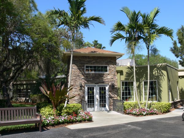 OAK MANOR HEALTHCARE & REHABILITATION CENTER nursing home in LARGO, FL - Photo 2 of 10
