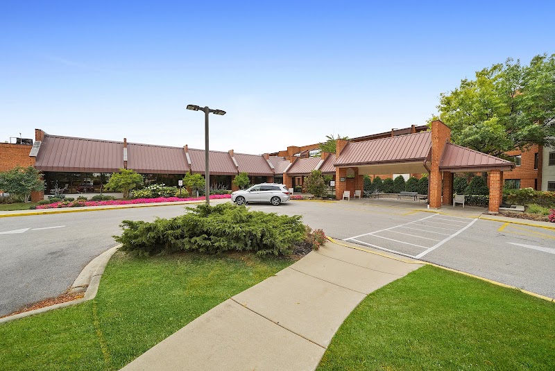 BEACON HILL nursing home in LOMBARD, IL - Photo 4 of 10