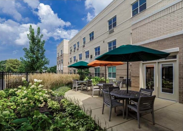 MERCY CIRCLE nursing home in CHICAGO, IL - Photo 2 of 8