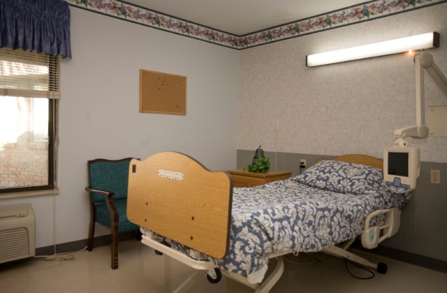ROLLING HILLS HEALTHCARE CENTER nursing home in NEW ALBANY, IN - Photo 4 of 5