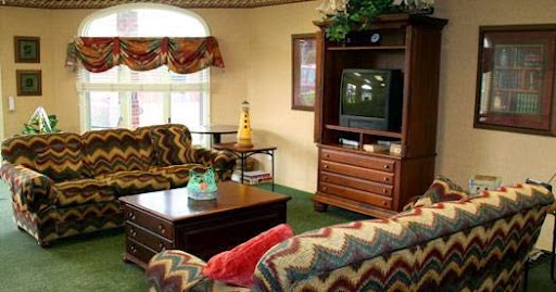 AUTUMN WOODS HEALTH CAMPUS nursing home in NEW ALBANY, IN - Photo 5 of 10
