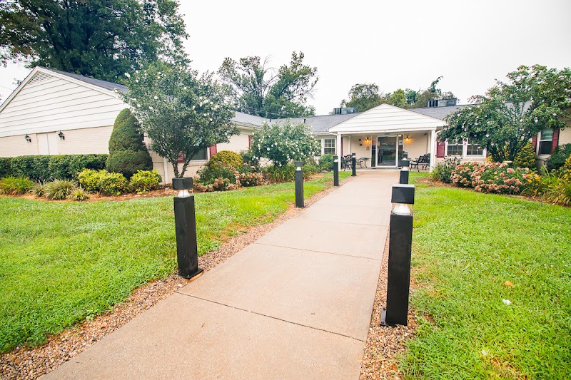 SIGNATURE HEALTHCARE AT COLONIAL REHAB & WELLNESS nursing home in BARDSTOWN, KY - Photo 2 of 5