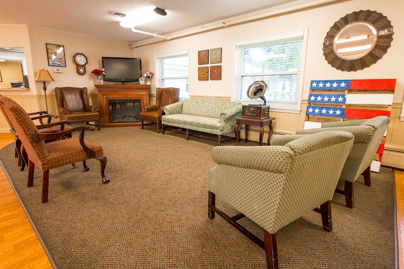 SIGNATURE HEALTHCARE AT COLONIAL REHAB & WELLNESS nursing home in BARDSTOWN, KY - Photo 3 of 5