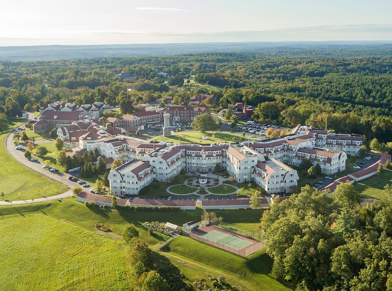 OVERLOOK MASONIC HEALTH CENTER nursing home in CHARLTON, MA - Photo 2 of 10
