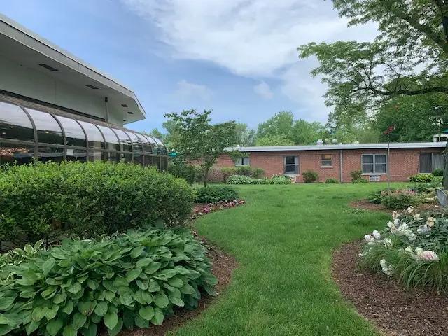 DELMAR GARDENS OF CREVE COEUR nursing home in CREVE COEUR, MO - Photo 3 of 8