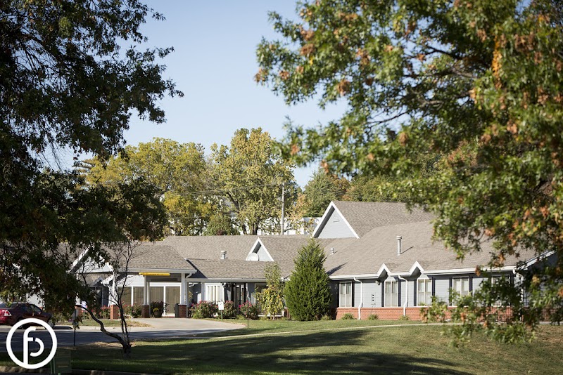 EDGEWOOD MANOR HEALTH CARE CENTER nursing home in RAYTOWN, MO - Photo 2 of 5