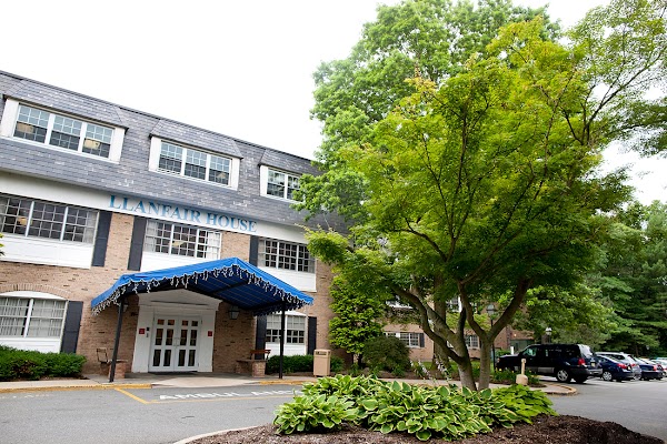 LLANFAIR HOUSE CARE & REHABILITATION CENTER nursing home in WAYNE, NJ - Photo 1 of 5