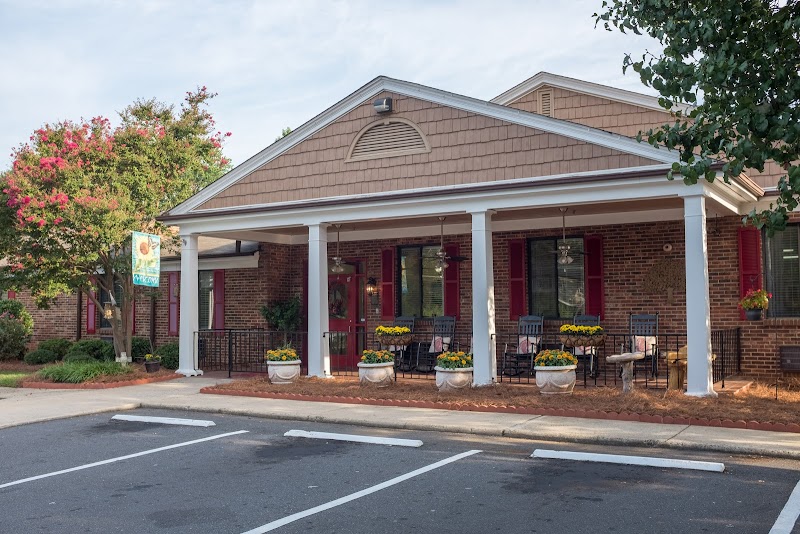 White Oak Manor - Charlotte nursing home in Charlotte, NC - Photo 2 of 3