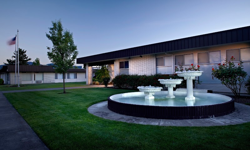 AVAMERE AT THREE FOUNTAINS nursing home in MEDFORD, OR - Photo 2 of 10