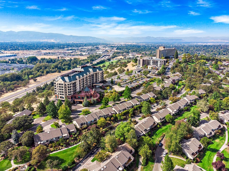 ROGUE VALLEY MANOR nursing home in MEDFORD, OR - Photo 5 of 10