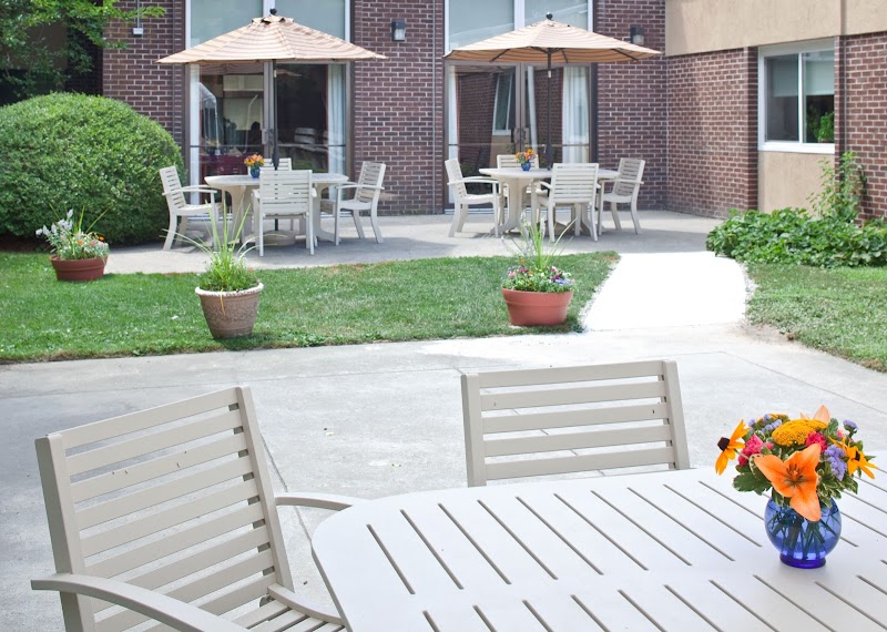 Warren Skilled Nursing and Rehabilitation nursing home in Warren, RI - Photo 4 of 8