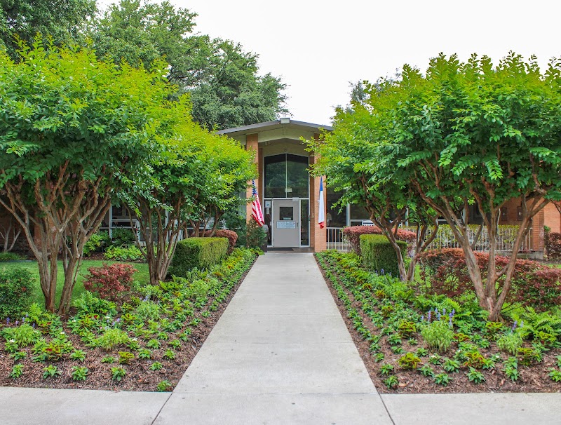 Five Points at Lake Highlands Nursing and Rehab nursing home in Dallas, TX - Photo 2 of 5