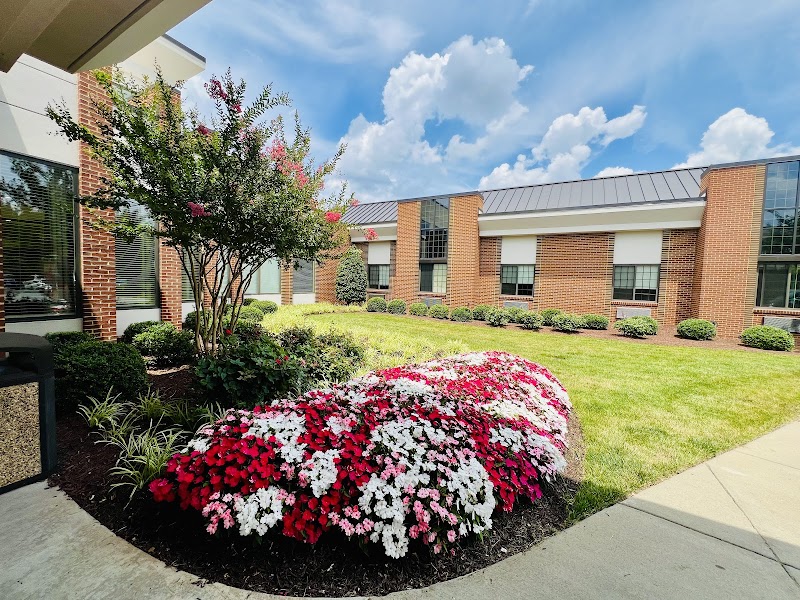 LAKE MANASSAS HEALTH & REHABILITATION CENTER nursing home in GAINESVILLE, VA - Photo 2 of 10