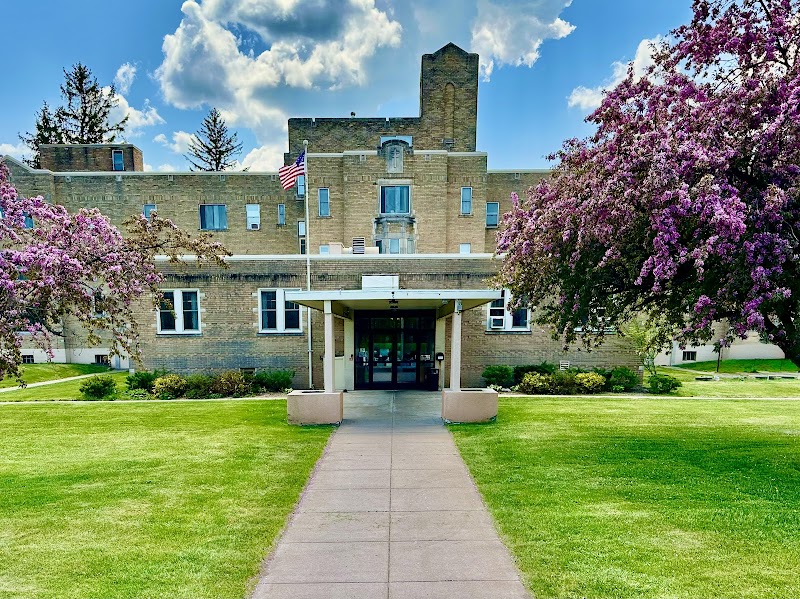 MIDDLE RIVER HEALTH AND REHABILITATION CENTER nursing home in SOUTH RANGE, WI - Photo 2 of 5